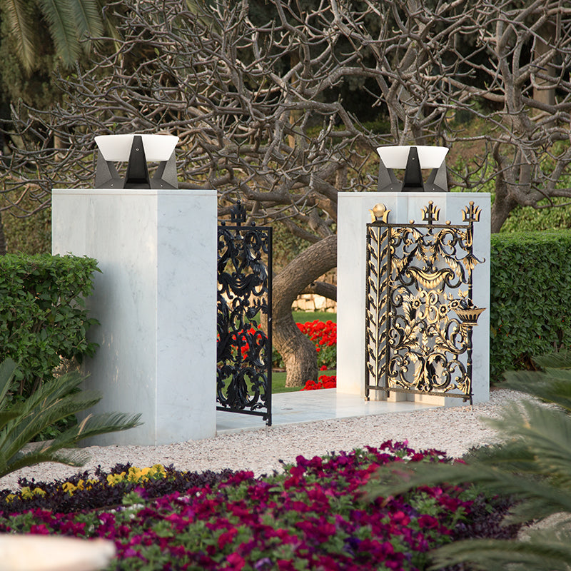 Outdoor Solar LED Garden Light with Iron Frame