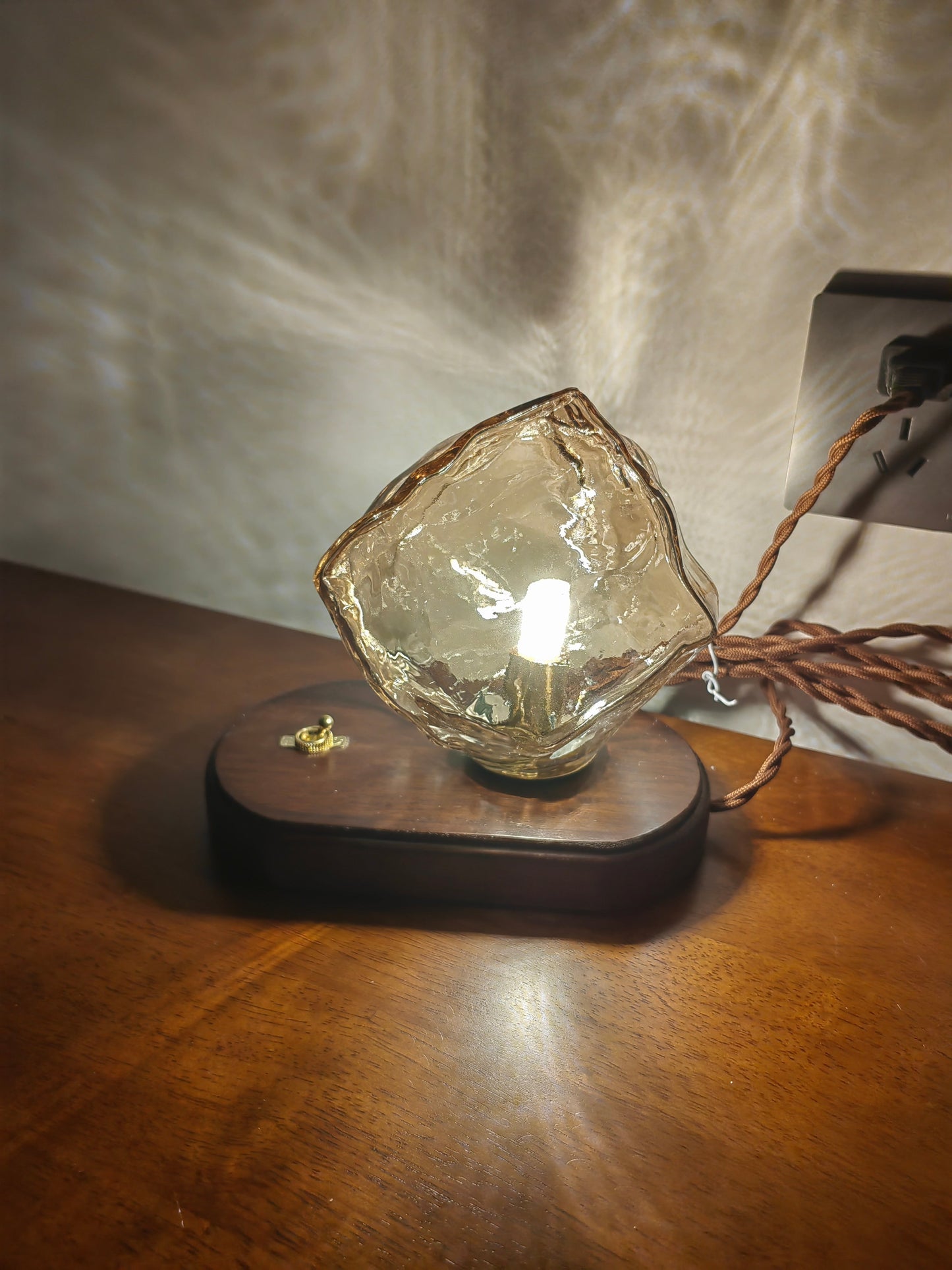 IceGlow™| Elegant Glass Table Lamp with Ambient LED Lighting